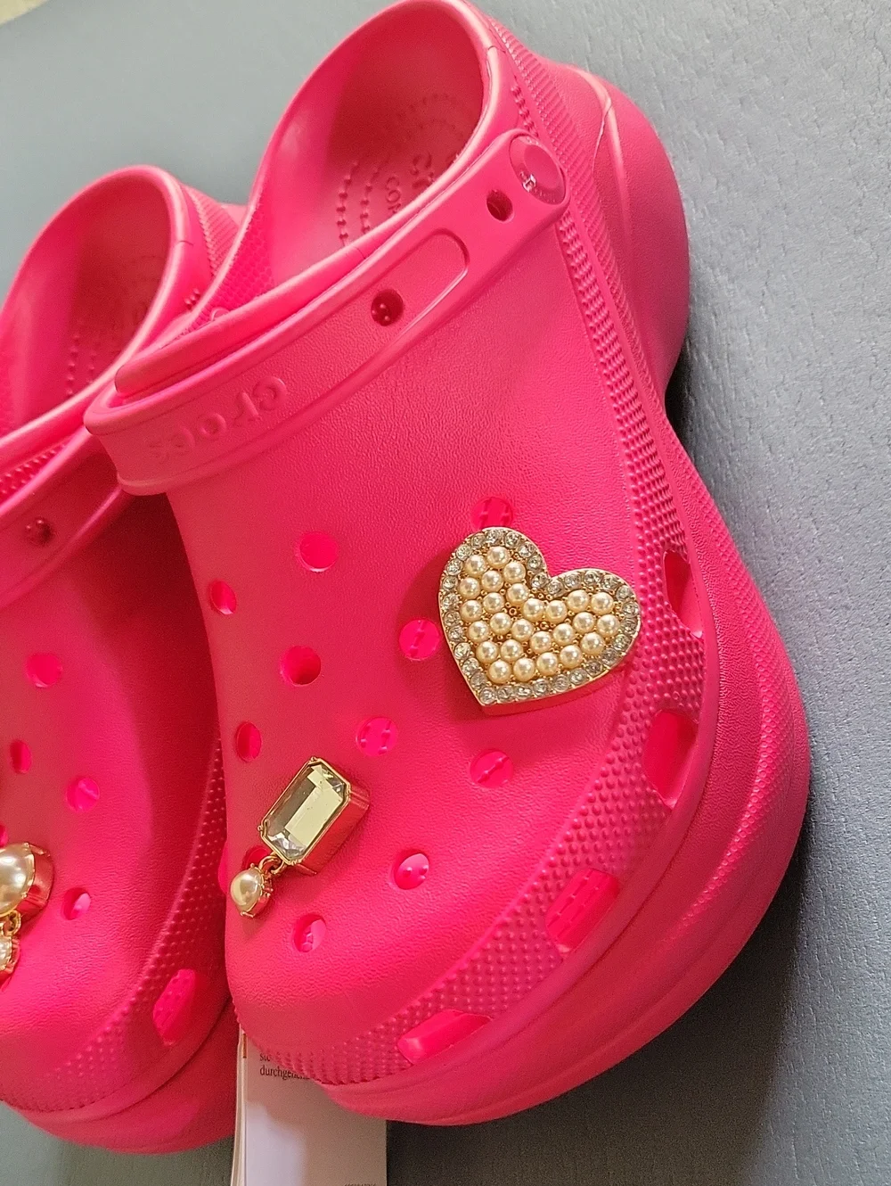 Crocs clásicos para mujer con plataforma en color rosa vibrante. Totalmente Nuev